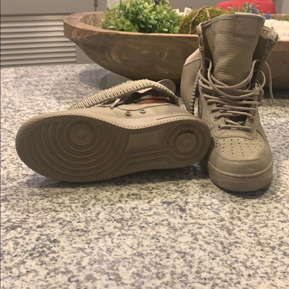 Nike - Picture 4 of 4